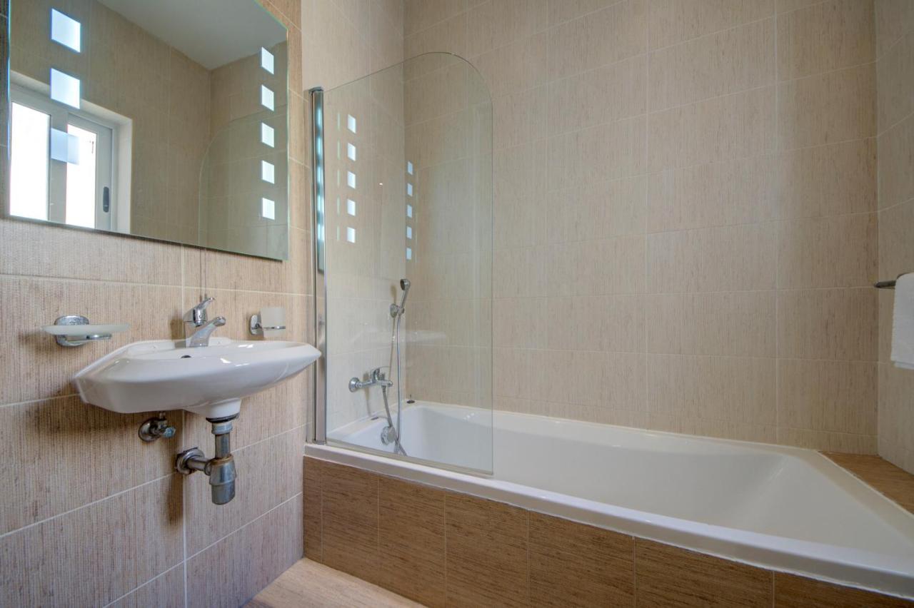 Sapphire Court 2 Bedroom Apartments By Shortletsmalta Sliema Exterior photo
